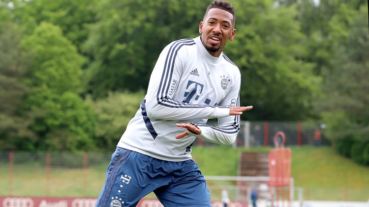 关于深圳队训练开放日；冲刺阶段伤情更新引观众欢呼；德甲在即；年轻球员获得机会的信息