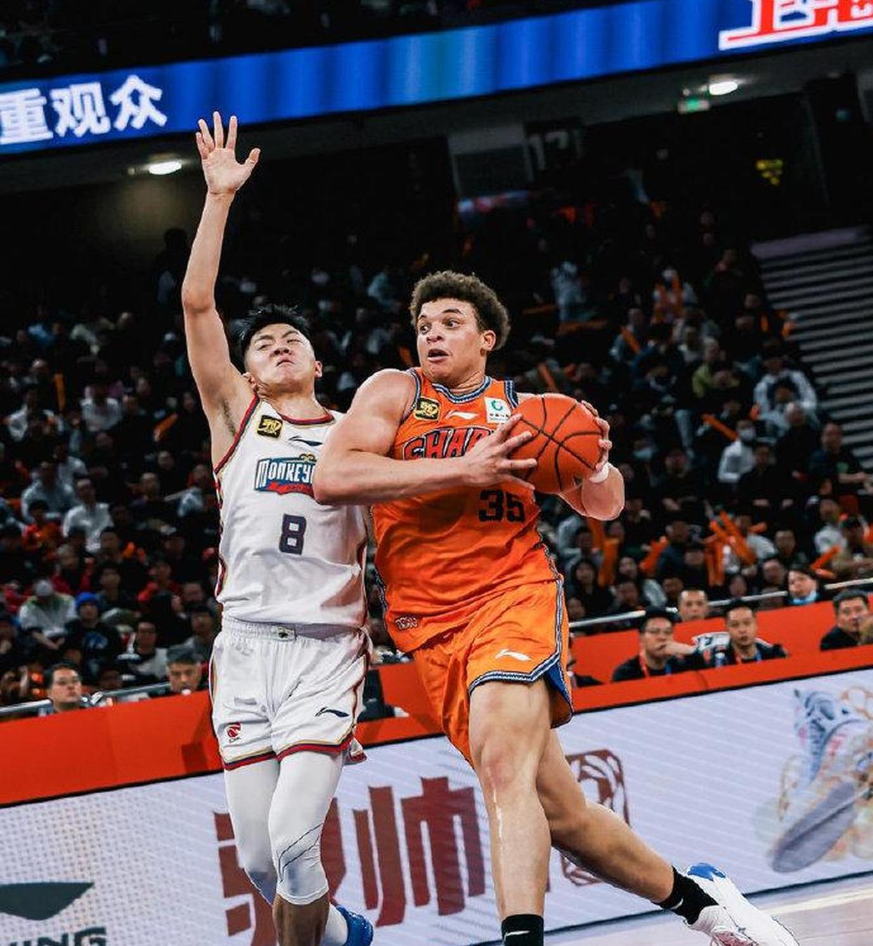 关于清晨NBA常规赛传出新动向，上海久事调整名单，管理层表态——球迷炸锅，赛程密集仍需轮换的信息