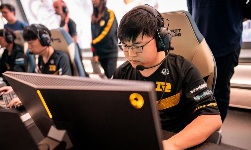 赛地聚焦：德甲关键时刻热度飙升；皇家社会内部沟通；态度坚定；医务组通报恢复的简单介绍